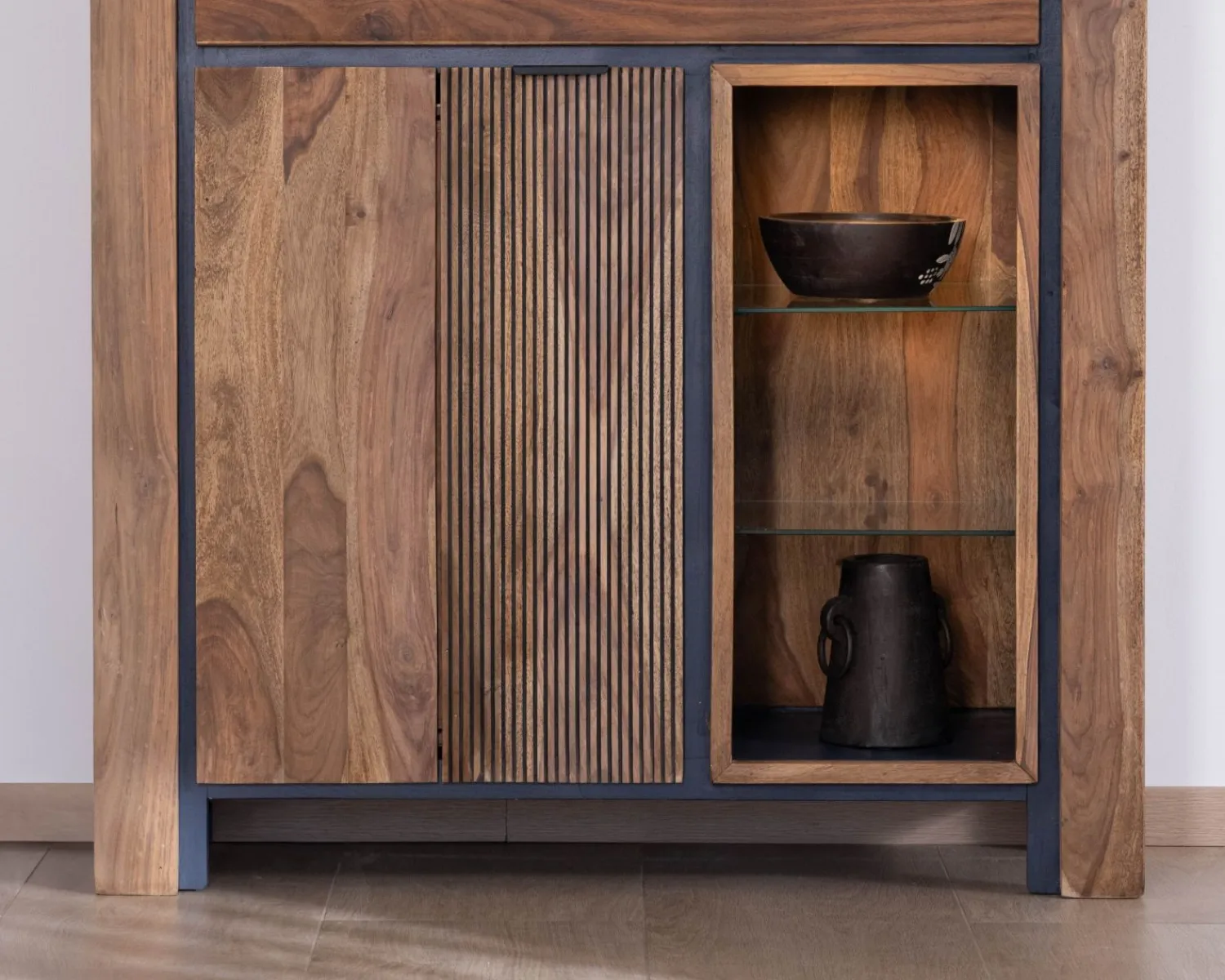 Meuble House Argentier avec éclairage intérieur et étagères verre "Enoa" en palissandre et acacia Hot