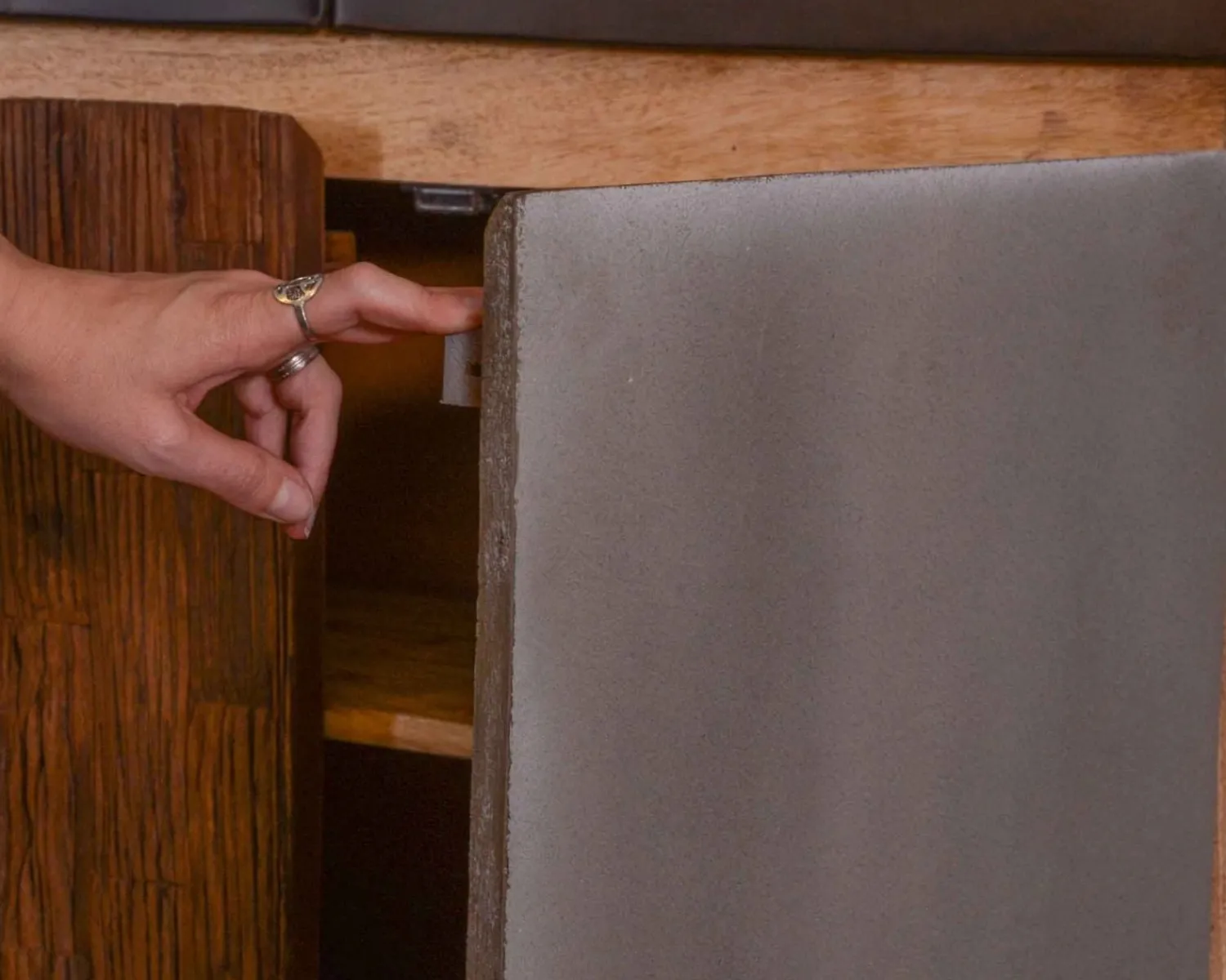 Meuble House Armoire contemporaine avec LED "Mezzo" en bois métal et ciment Clearance