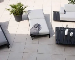 Meuble House Bain de soleil confort tissu Sunbrella gris clair structure aluminium noire 