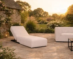 Meuble House Bain de soleil design épuré en tissu crème avec surpiqures spécial extérieur "Sunset Bay" Sale