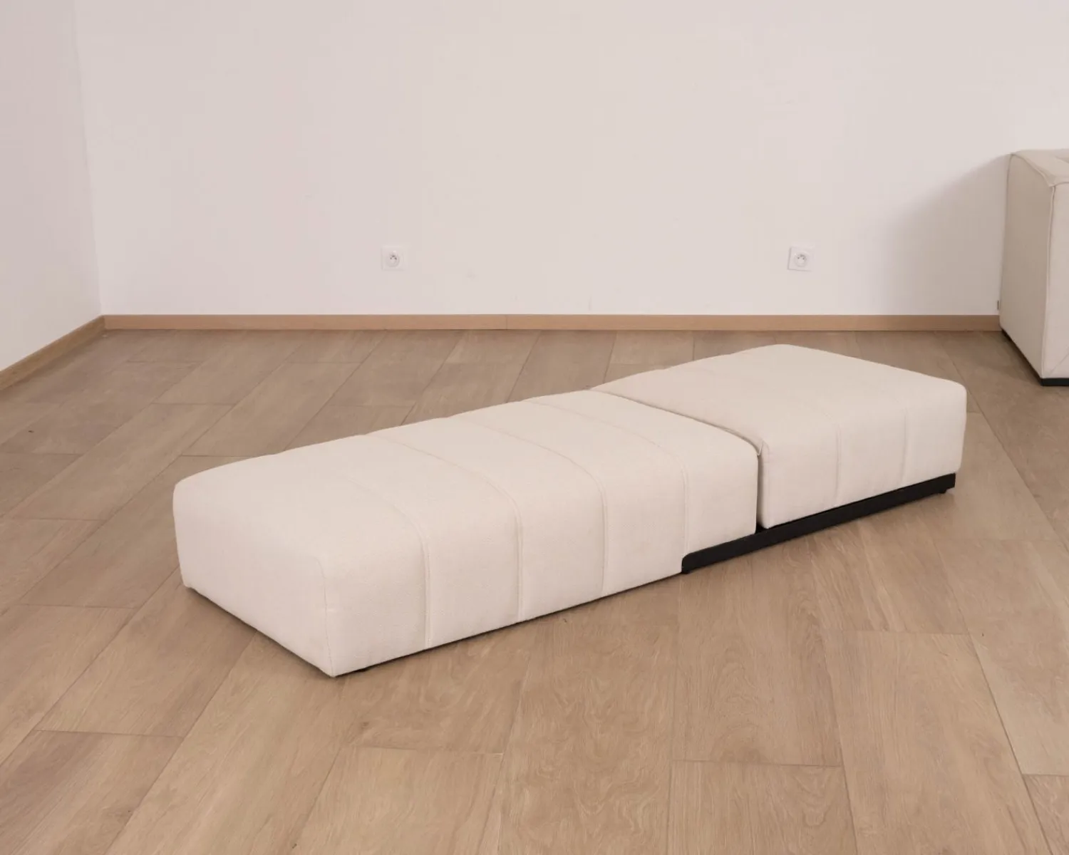 Meuble House Bain de soleil design épuré en tissu crème avec surpiqures spécial extérieur "Sunset Bay" Sale