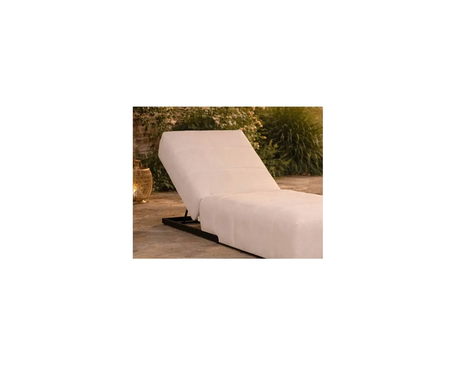 Meuble House Bain de soleil design épuré en tissu crème avec surpiqures spécial extérieur "Sunset Bay" Sale