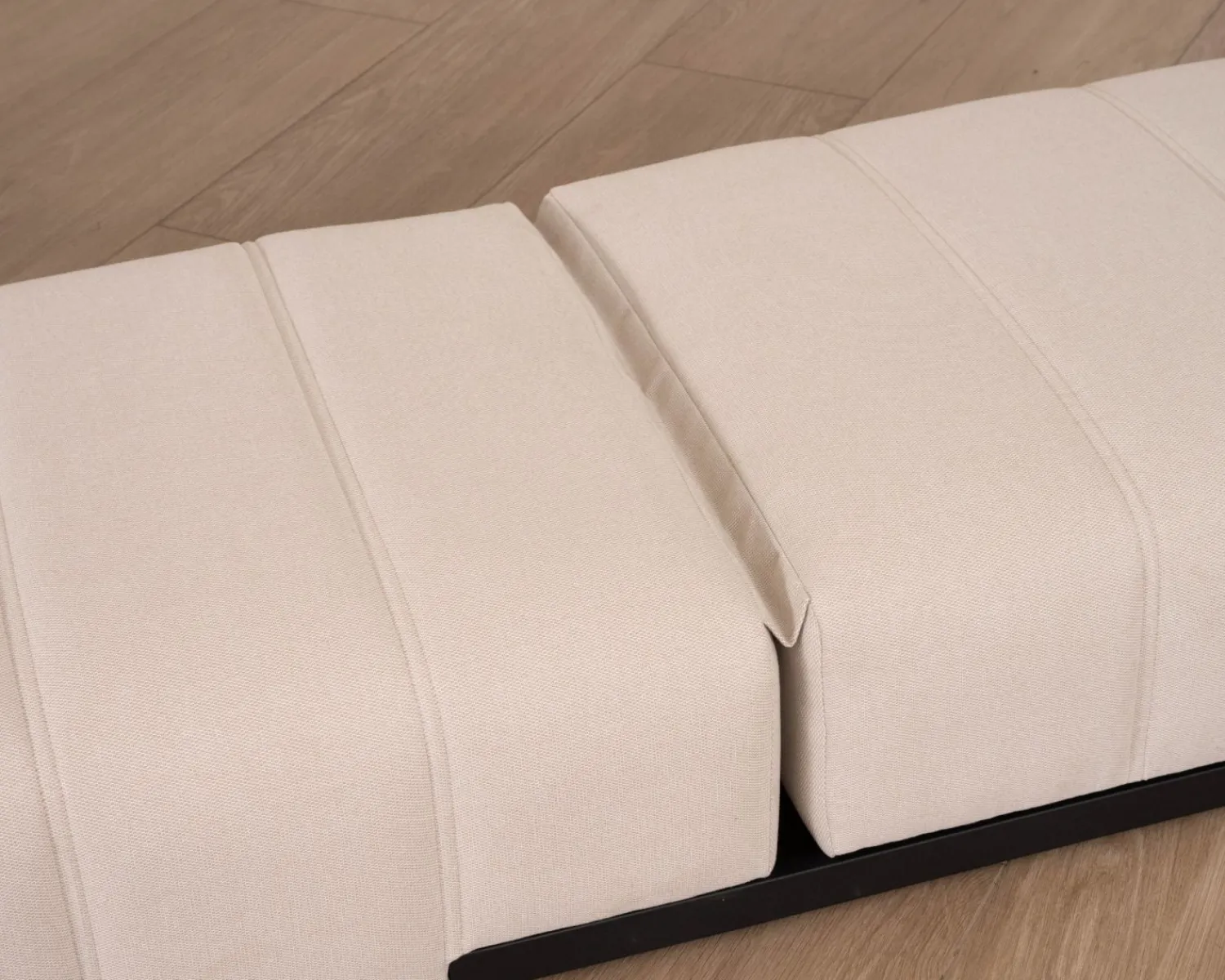 Meuble House Bain de soleil design épuré en tissu crème avec surpiqures spécial extérieur "Sunset Bay" Sale