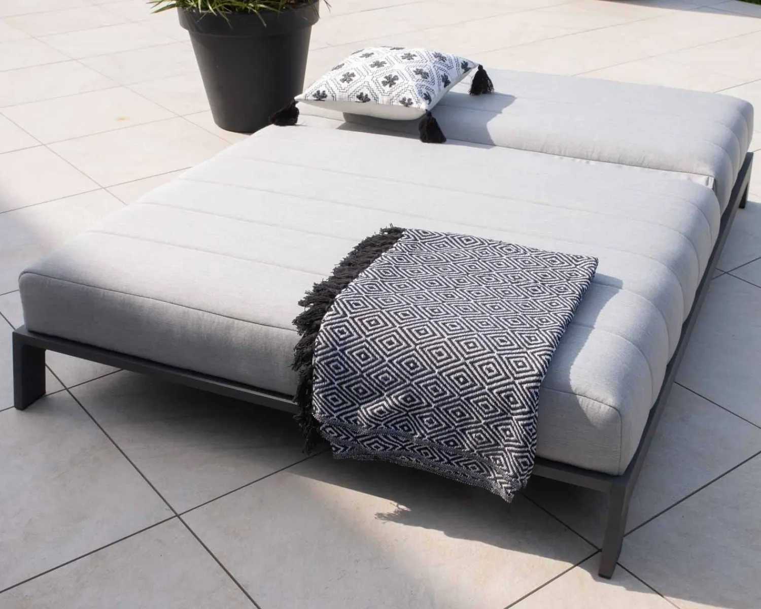 Meuble House Bain de soleil double moderne et confortable gris clair "Terrasse" structure anthracite Sale