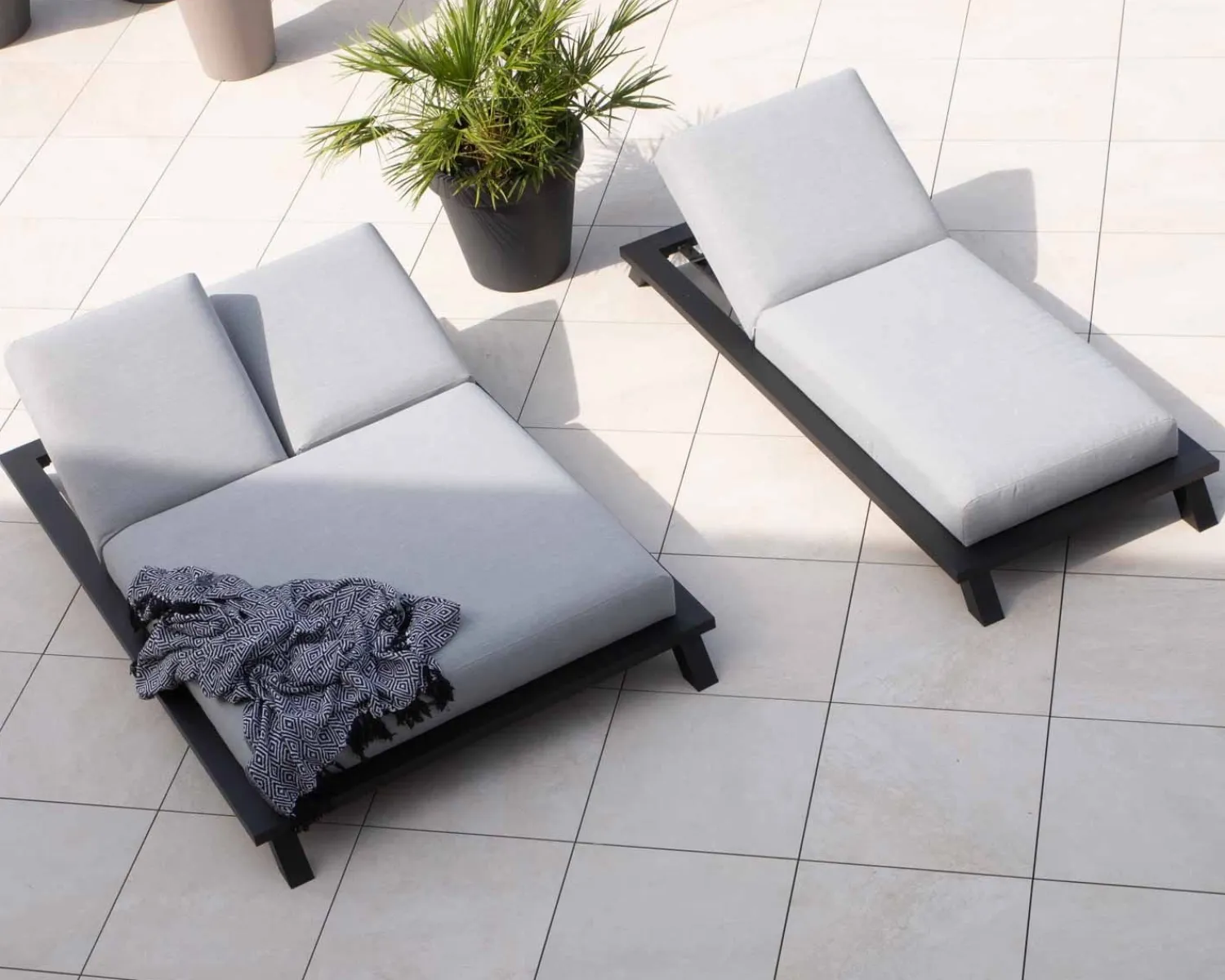 Meuble House Bain de soleil double tissu Sunbrella gris clair structure aluminium noire "Nusa Pedina" Outlet