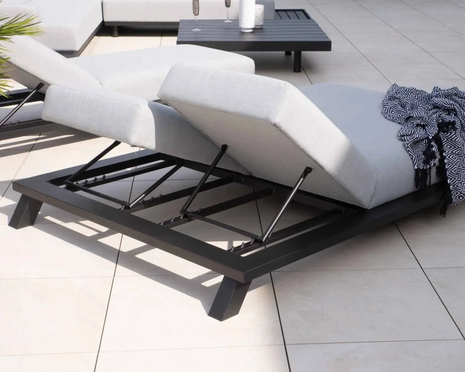 Meuble House Bain de soleil double tissu Sunbrella gris clair structure aluminium noire "Nusa Pedina" Outlet