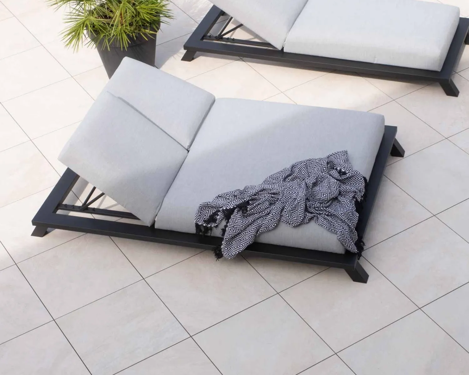 Meuble House Bain de soleil double tissu Sunbrella gris clair structure aluminium noire "Nusa Pedina" Outlet