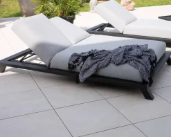 Meuble House Bain de soleil double tissu Sunbrella gris clair structure aluminium noire