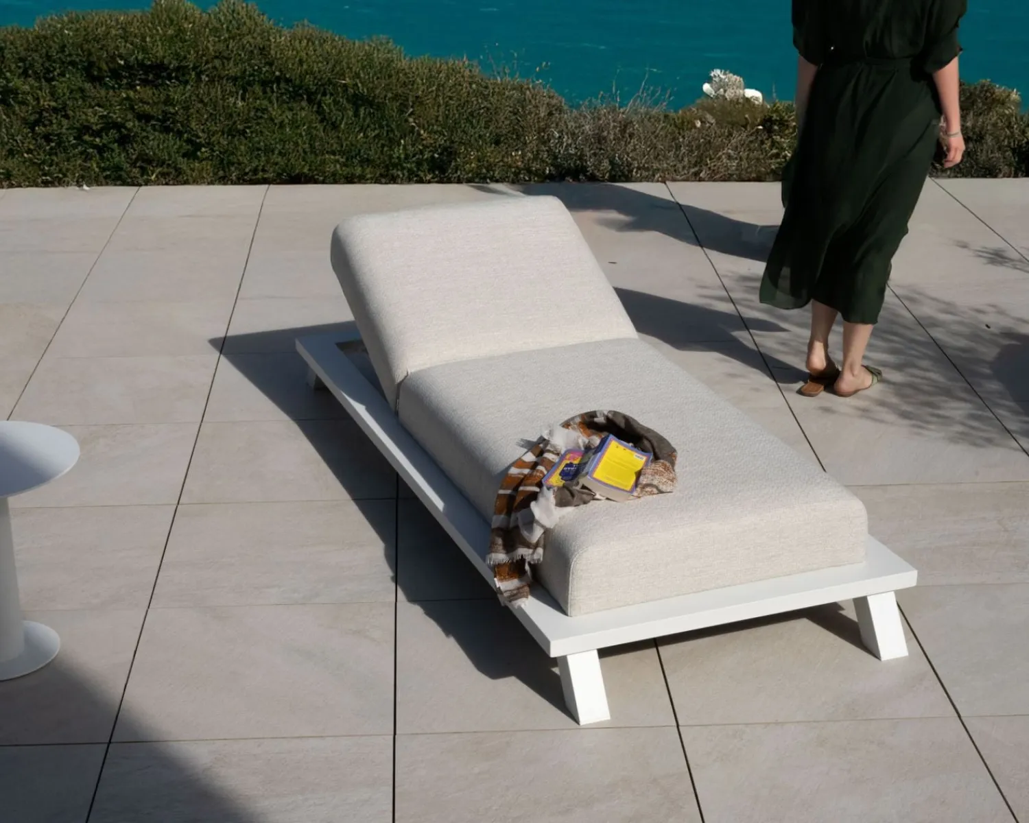 Meuble House Bain de soleil haut de gamme en tissu écru et structure aluminium blanche "Nusa Pedina" Discount