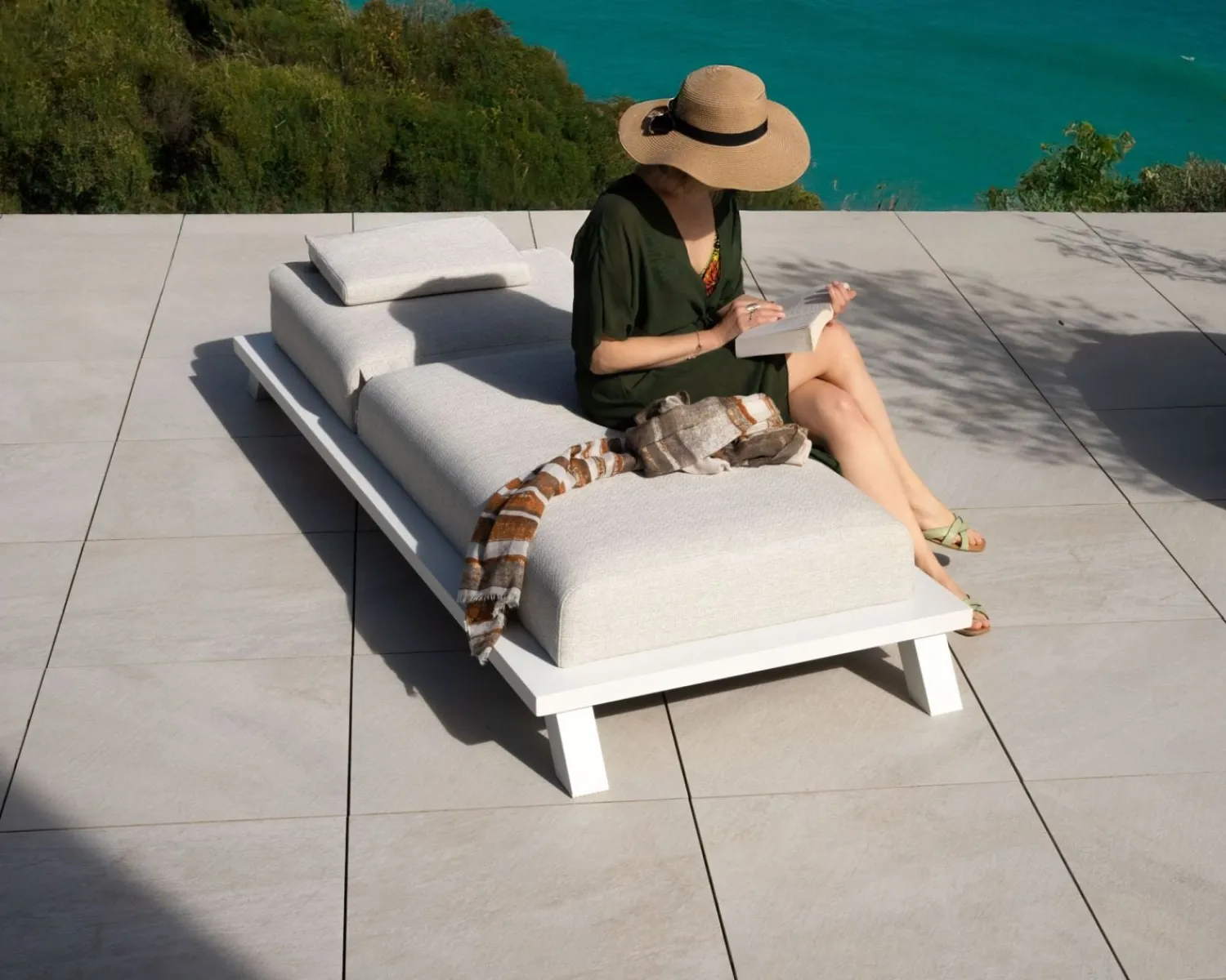 Meuble House Bain de soleil haut de gamme en tissu écru et structure aluminium blanche "Nusa Pedina" Discount