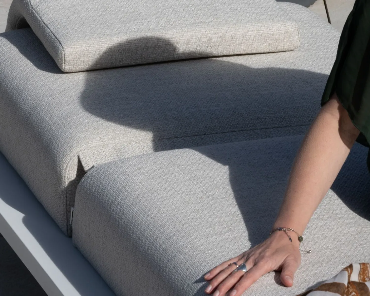 Meuble House Bain de soleil haut de gamme en tissu écru et structure aluminium blanche "Nusa Pedina" Discount