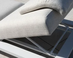 Meuble House Bain de soleil haut de gamme en tissu écru et structure aluminium blanche