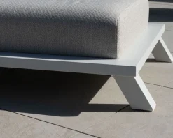 Meuble House Bain de soleil haut de gamme en tissu écru et structure aluminium blanche