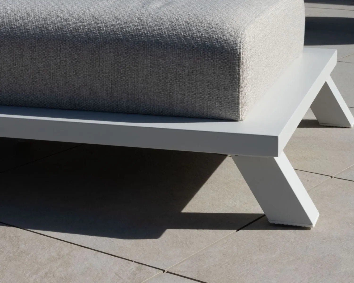 Meuble House Bain de soleil haut de gamme en tissu écru et structure aluminium blanche "Nusa Pedina" Discount