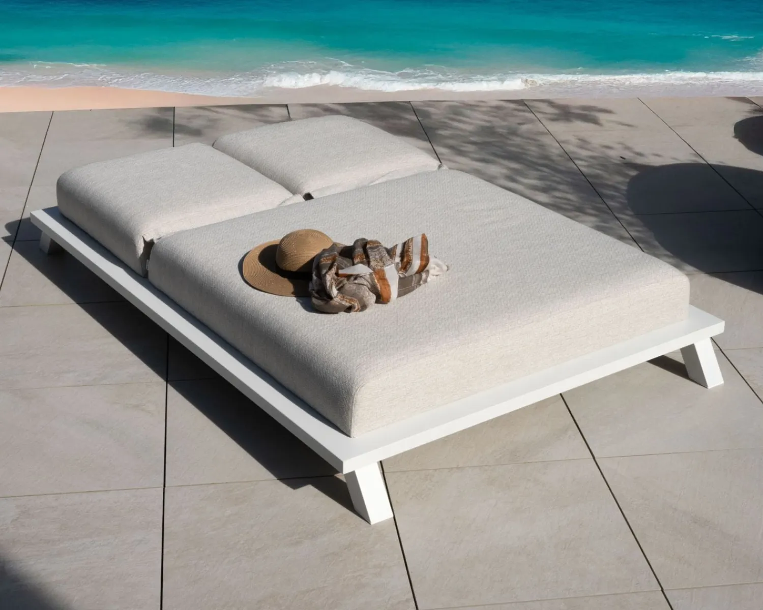 Meuble House Bain de soleil haut de gamme 2 places "Nusa Pedina" en tissu écru et aluminium blanc Online