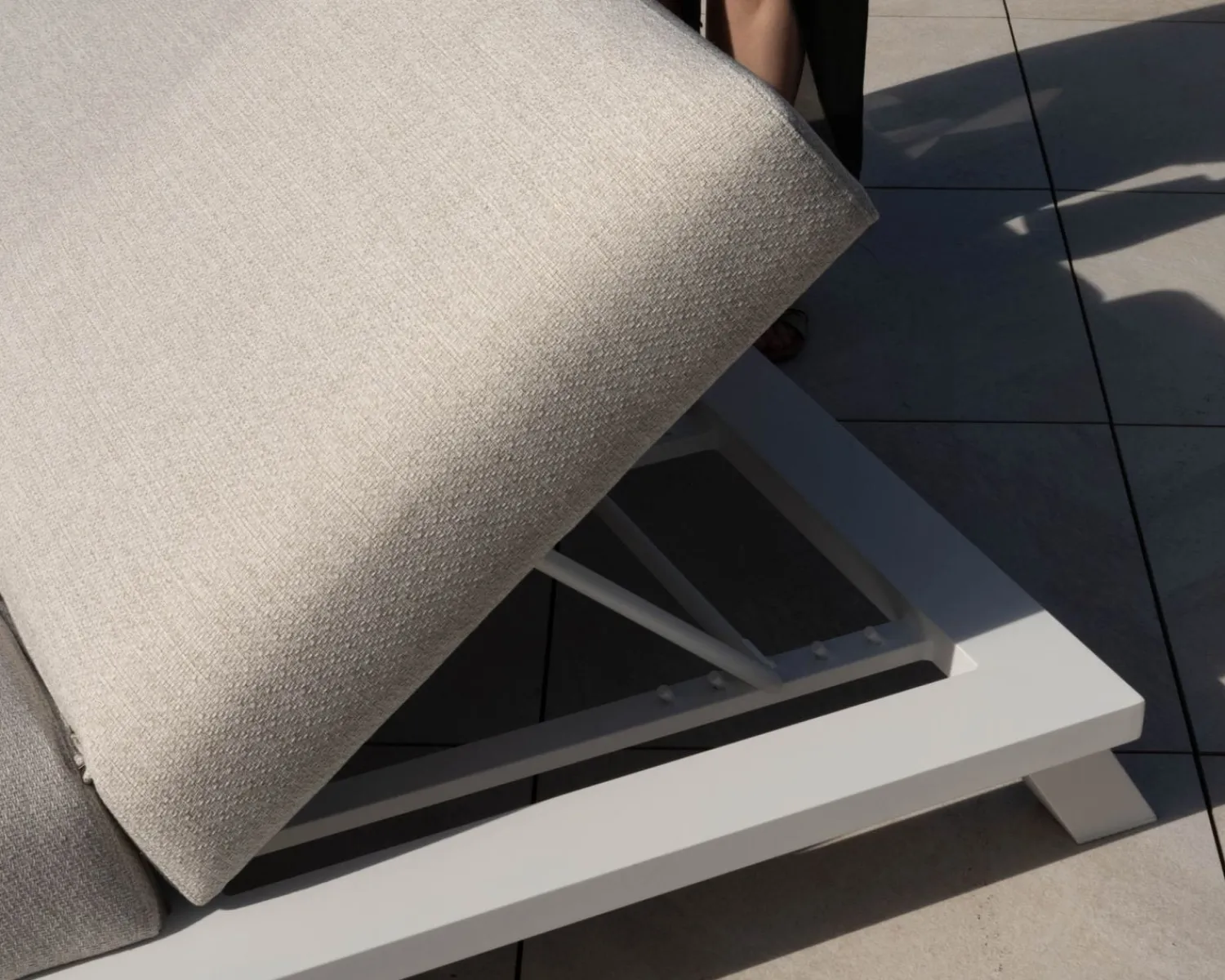 Meuble House Bain de soleil haut de gamme 2 places "Nusa Pedina" en tissu écru et aluminium blanc Online