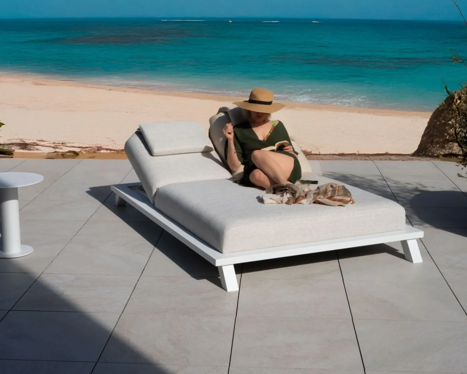 Meuble House Bain de soleil haut de gamme 2 places "Nusa Pedina" en tissu écru et aluminium blanc Online
