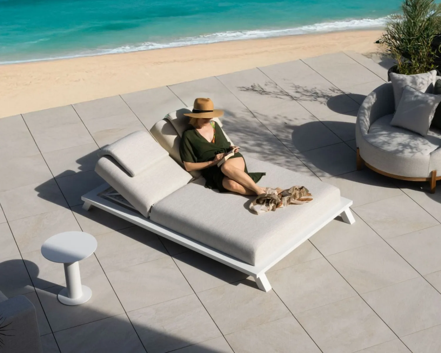 Meuble House Bain de soleil haut de gamme 2 places "Nusa Pedina" en tissu écru et aluminium blanc Online