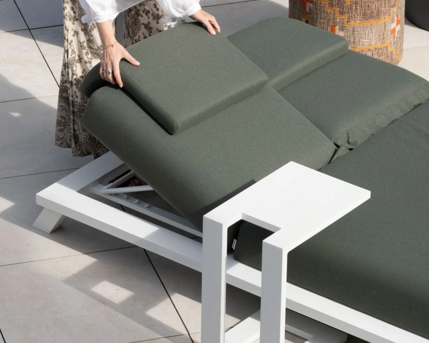 Meuble House Bain de soleil haut de gamme 2 places "Nusa Pedina" en tissu kaki et aluminium blanc