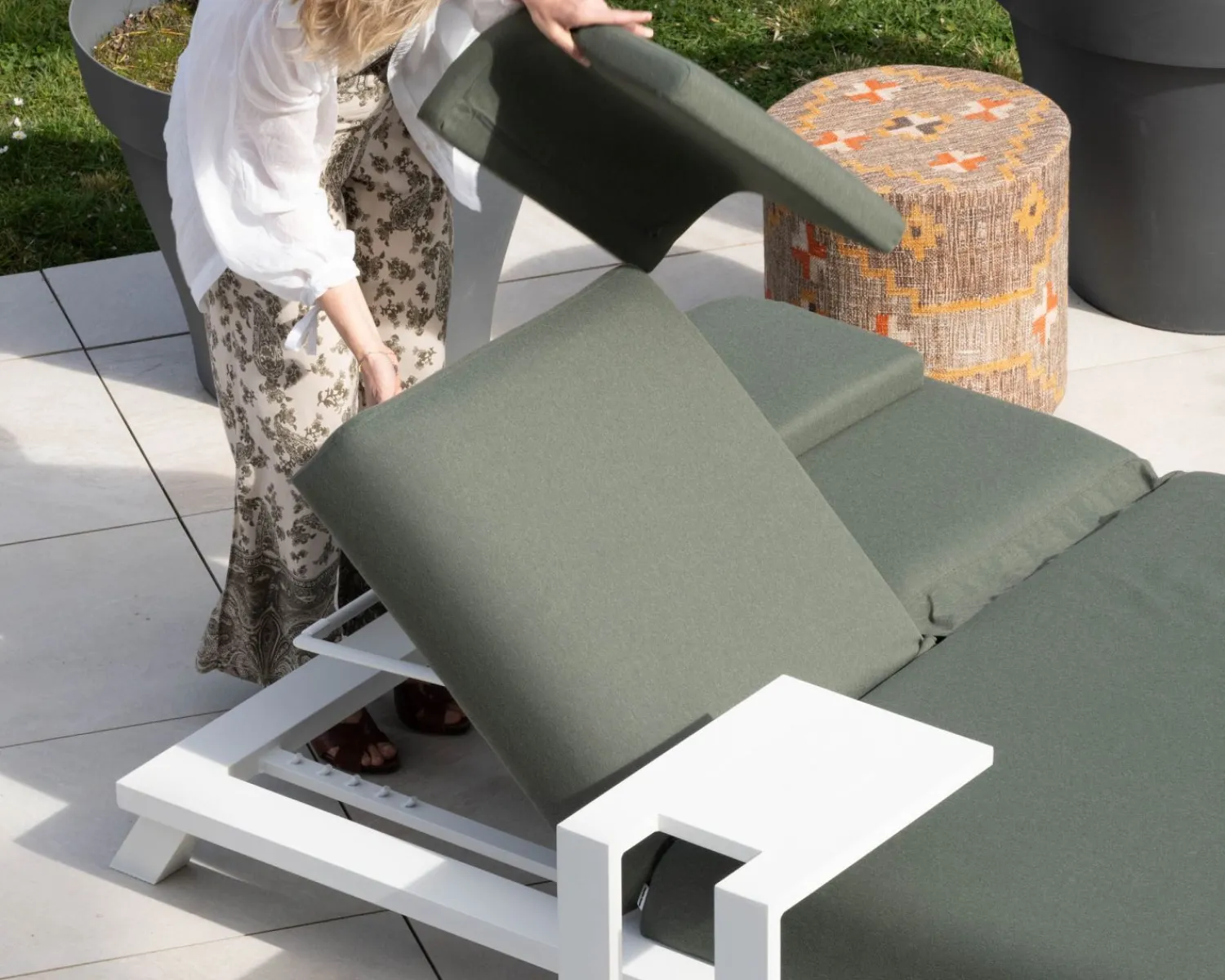 Meuble House Bain de soleil haut de gamme 2 places "Nusa Pedina" en tissu kaki et aluminium blanc
