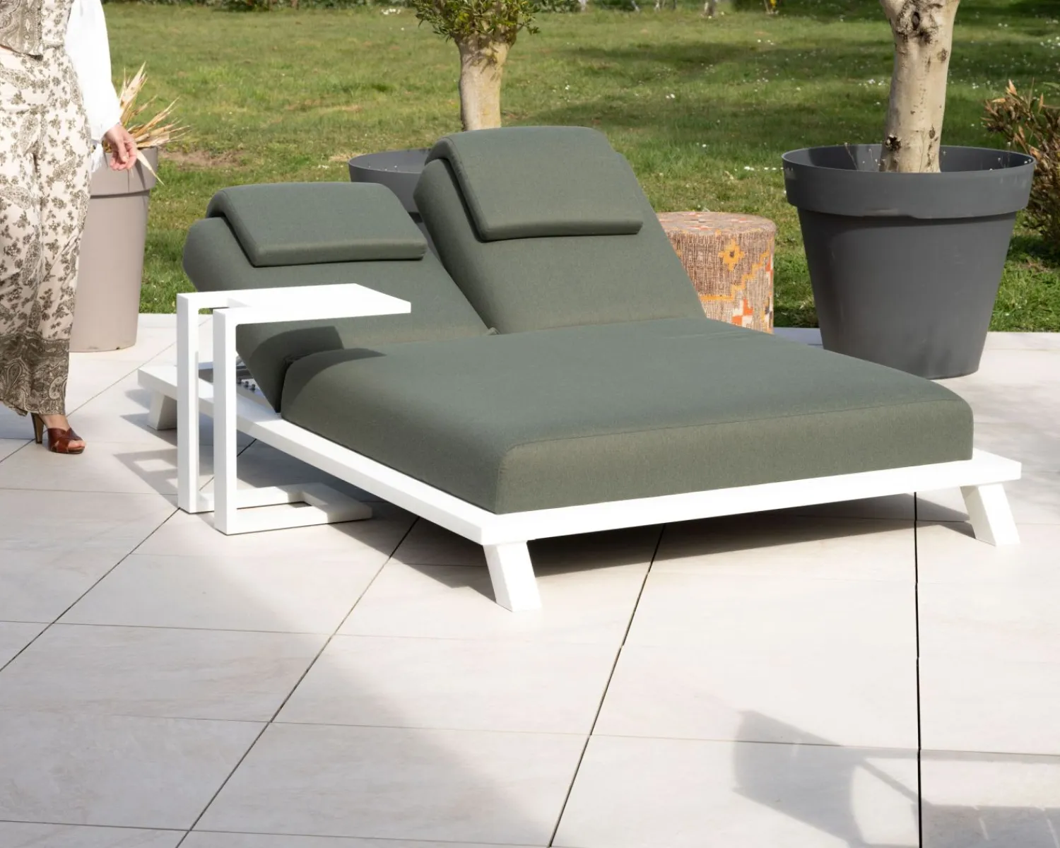 Meuble House Bain de soleil haut de gamme 2 places "Nusa Pedina" en tissu kaki et aluminium blanc