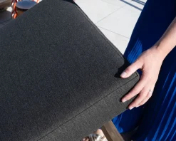 Meuble House Bain de soleil matelassé chic & contemporain en teck, aluminium et tissu gris foncé 