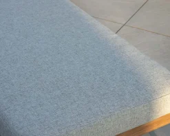 Meuble House Bain de soleil matelassé en teck, aluminium et tissu gris clair