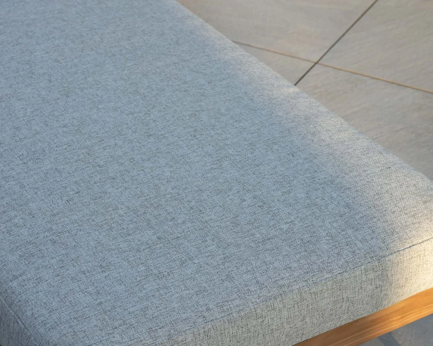Meuble House Bain de soleil matelassé en teck, aluminium et tissu gris clair "Hélios" Discount