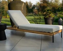 Meuble House Bain de soleil matelassé en teck, aluminium et tissu gris clair