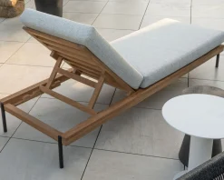 Meuble House Bain de soleil matelassé en teck, aluminium et tissu gris clair