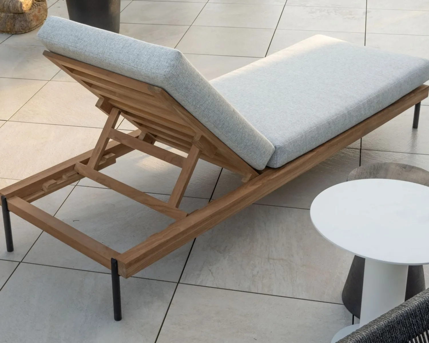 Meuble House Bain de soleil matelassé en teck, aluminium et tissu gris clair "Hélios" Discount