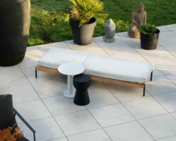 Meuble House Bain de soleil matelassé en teck, aluminium et tissu gris clair