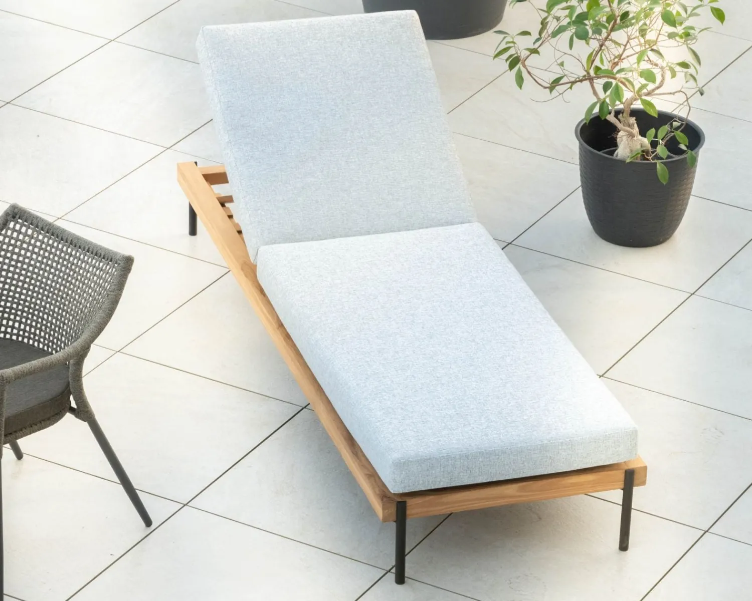 Meuble House Bain de soleil matelassé en teck, aluminium et tissu gris clair "Hélios" Discount