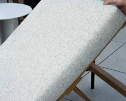 Meuble House Bain de soleil matelassé en teck, aluminium et tissu gris clair