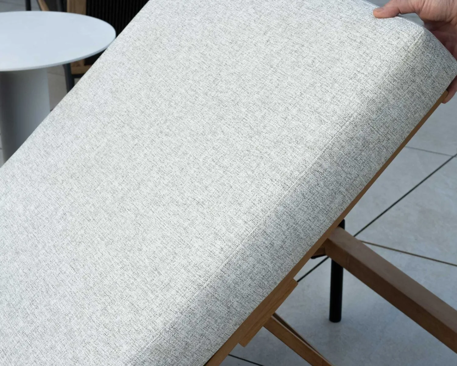 Meuble House Bain de soleil matelassé en teck, aluminium et tissu gris clair "Hélios" Discount