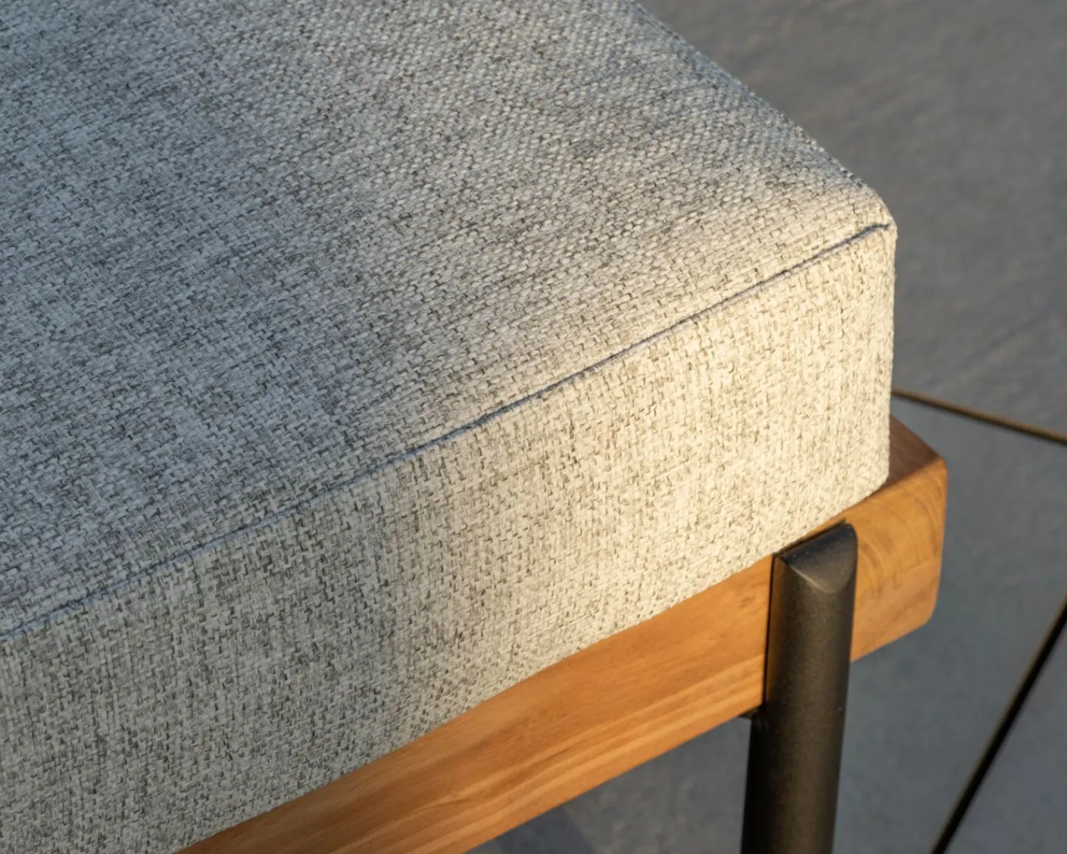 Meuble House Bain de soleil matelassé en teck, aluminium et tissu gris clair "Hélios" Discount