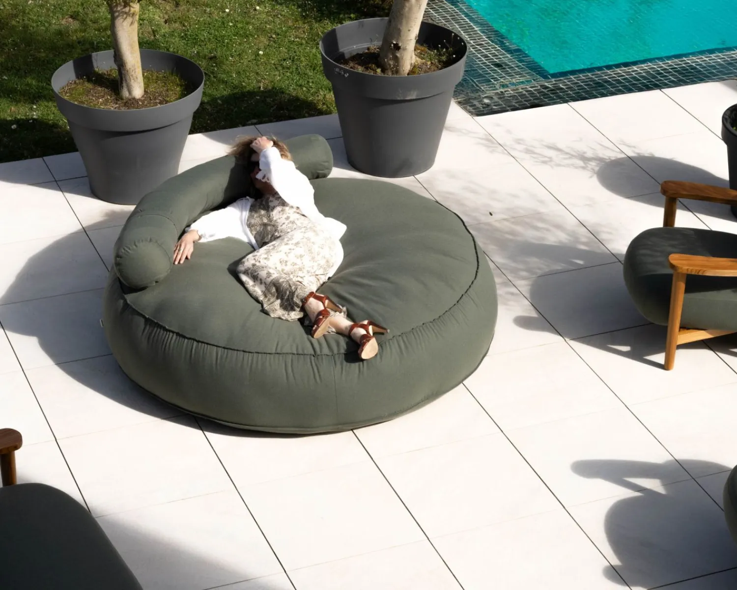 Meuble House Bain de soleil XXL ultra-moelleux "Saint Tropez" en tissu spécial extérieur vert kaki Hot