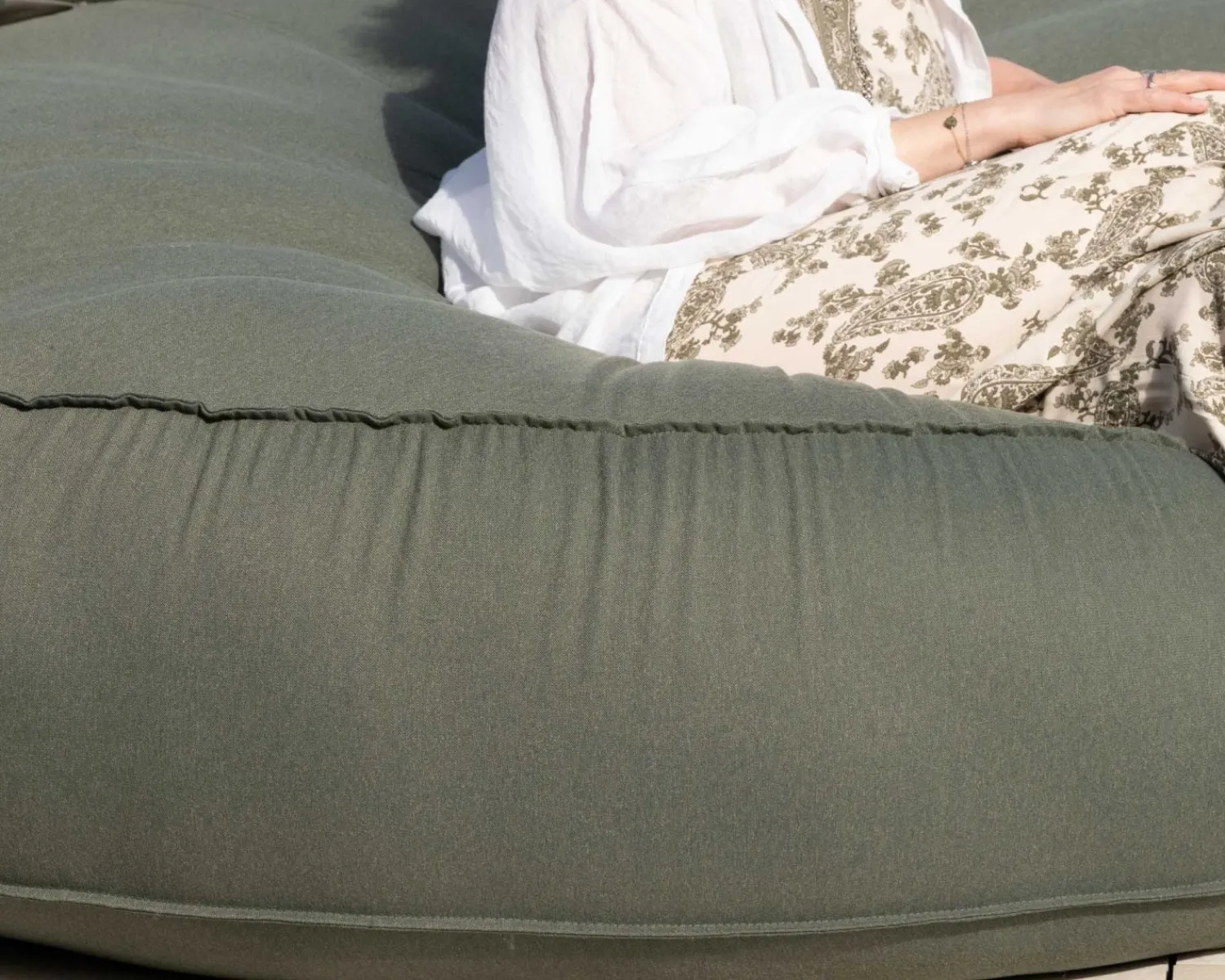 Meuble House Bain de soleil XXL ultra-moelleux "Saint Tropez" en tissu spécial extérieur vert kaki Hot