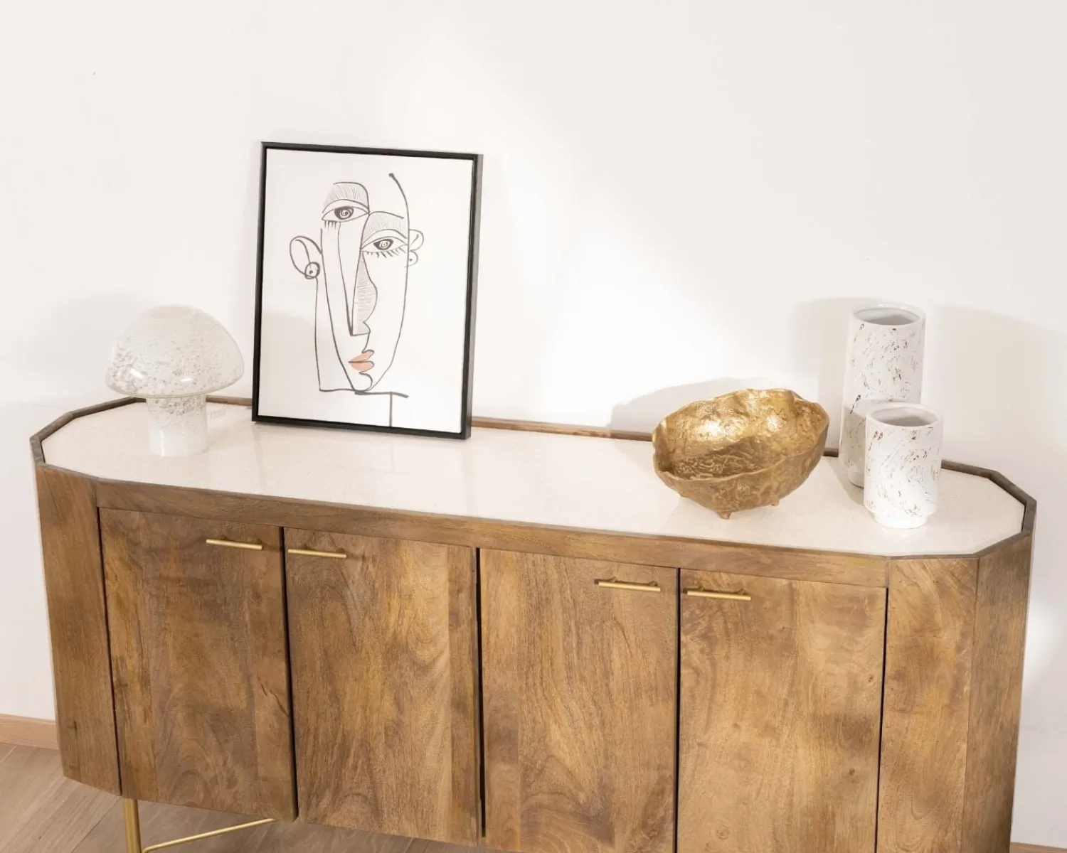 Meuble House Buffet arrondi avec plateau en terrazzo blanc et pieds métal doré "Bruges" Sale