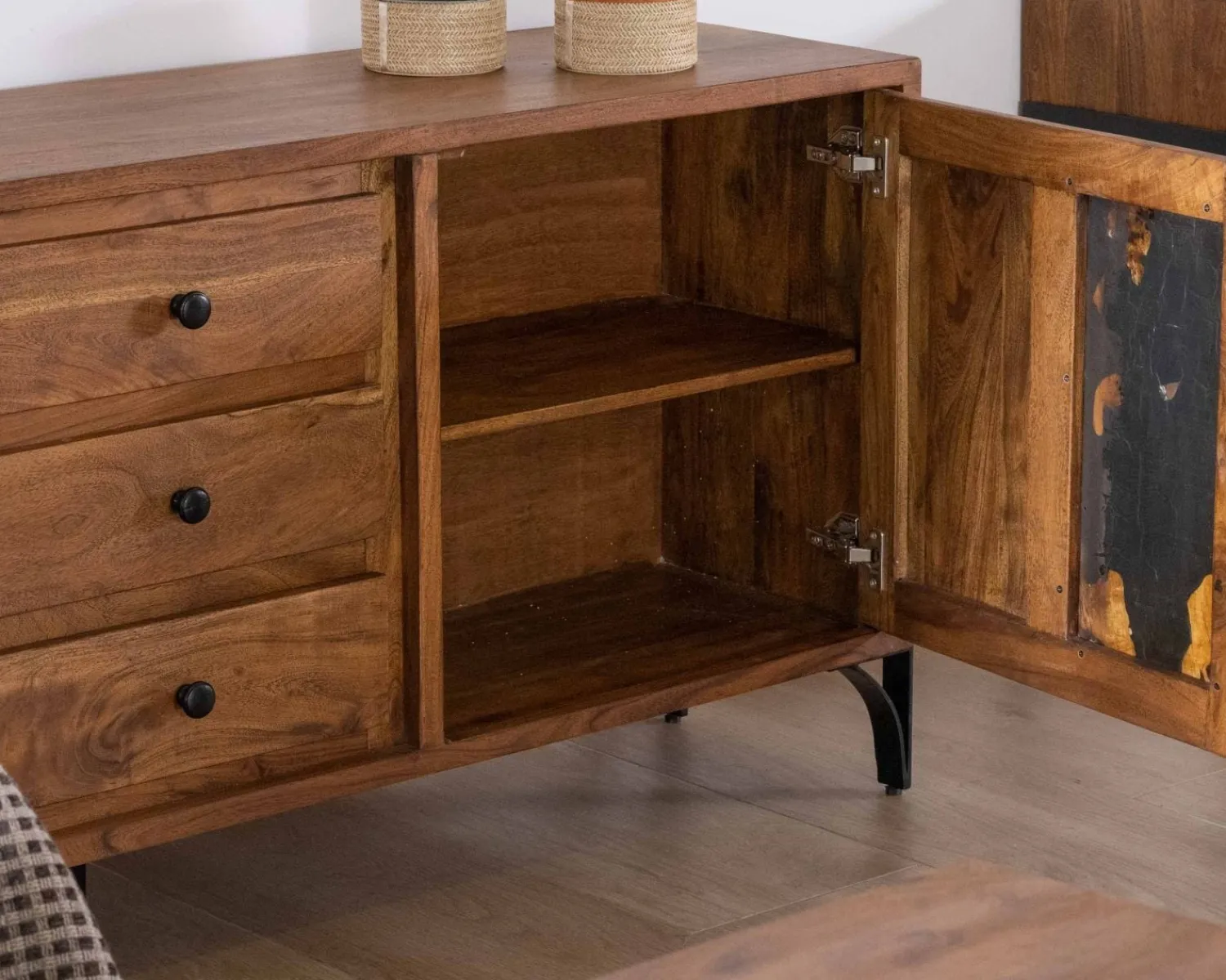 Meuble House Buffet bas acacia massif et pieds métal noirs "Membatu" 175cm portes et tiroirs style ethnique