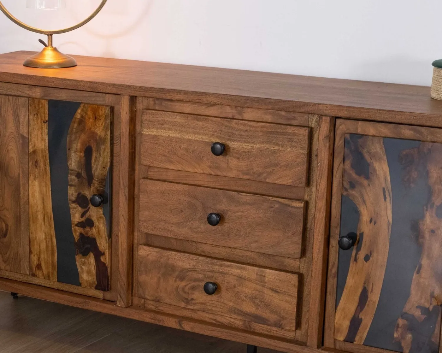 Meuble House Buffet bas acacia massif et pieds métal noirs "Membatu" 175cm portes et tiroirs style ethnique