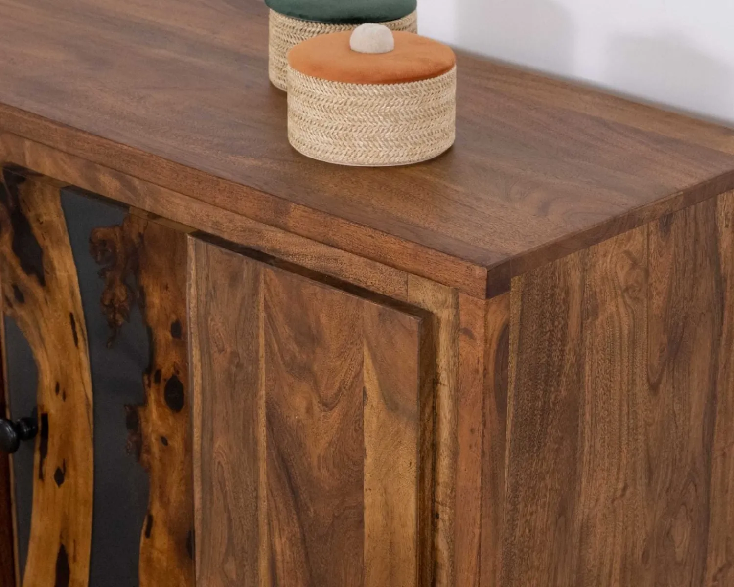 Meuble House Buffet bas acacia massif et pieds métal noirs "Membatu" 175cm portes et tiroirs style ethnique