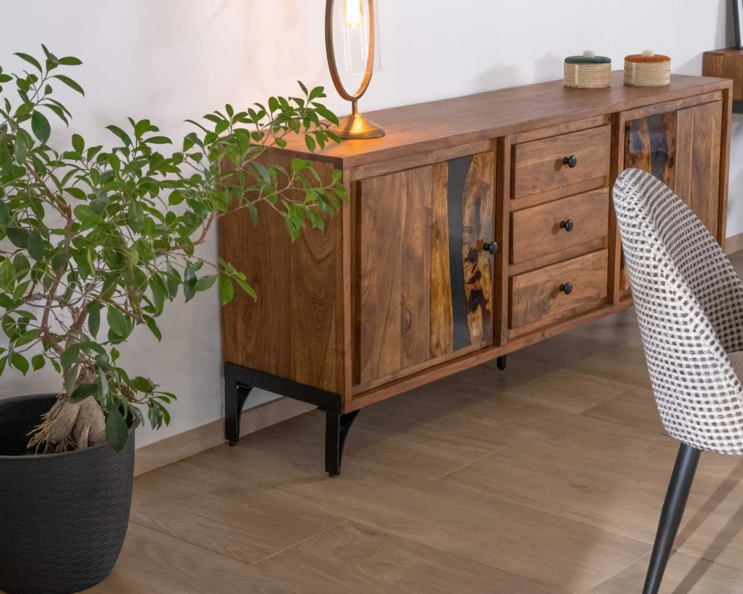 Meuble House Buffet bas acacia massif et pieds métal noirs "Membatu" 175cm portes et tiroirs style ethnique