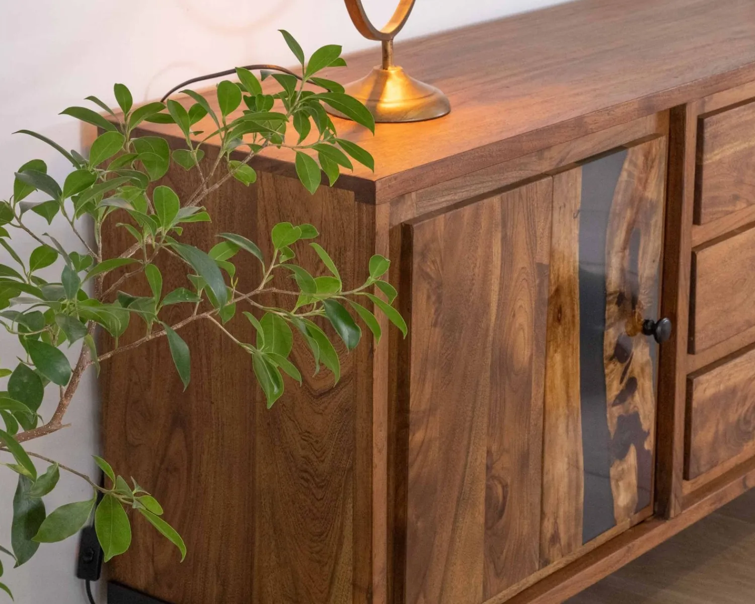 Meuble House Buffet bas acacia massif et pieds métal noirs "Membatu" 175cm portes et tiroirs style ethnique