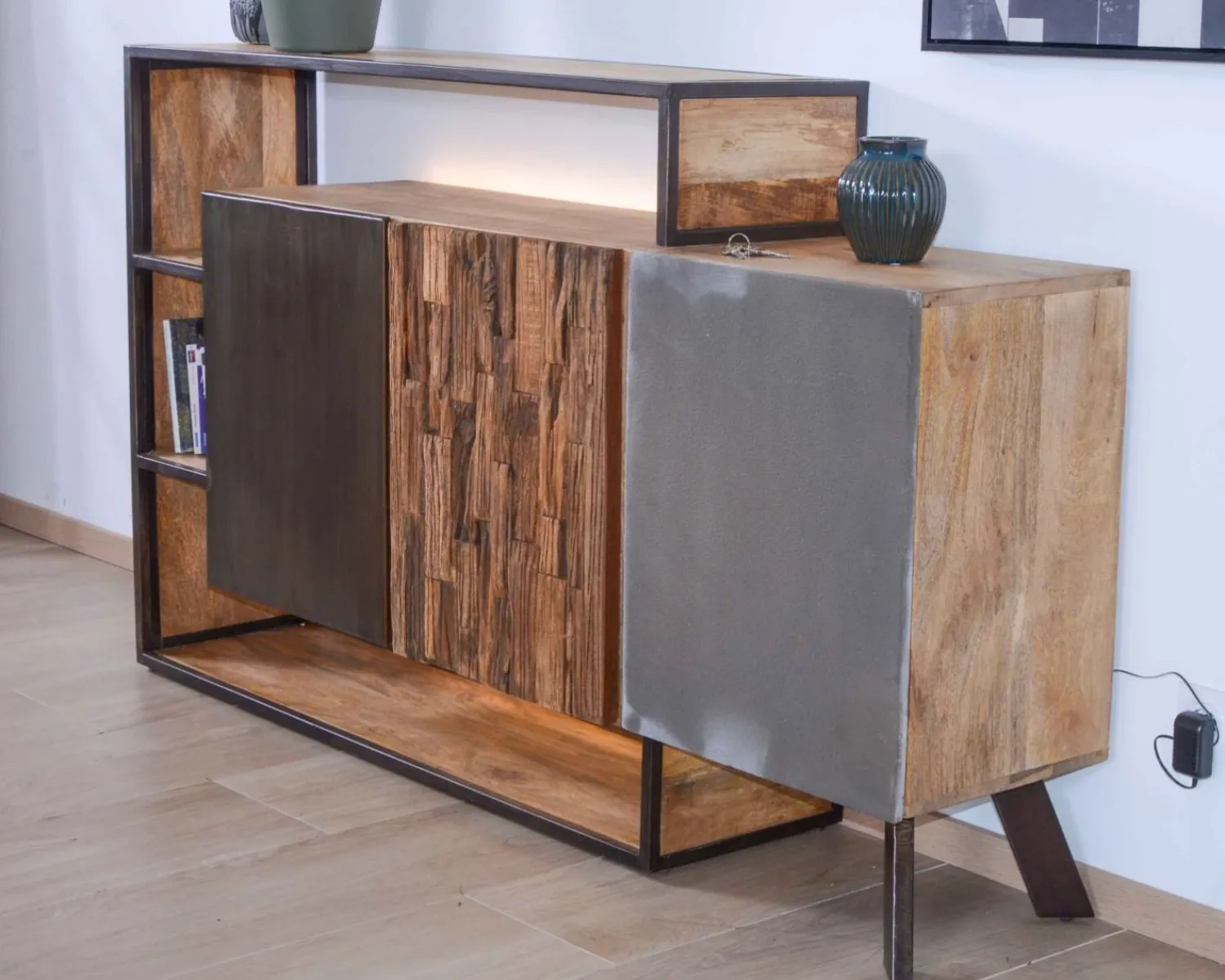 Meuble House Buffet design bois massif avec LED et décor métal et ciment "Mezzo"