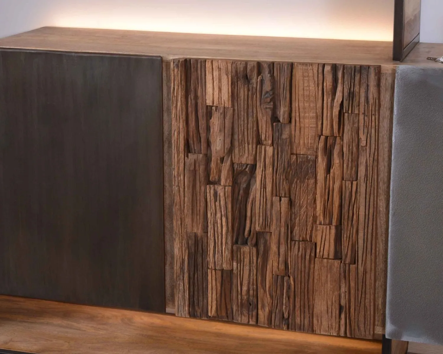 Meuble House Buffet design bois massif avec LED et décor métal et ciment "Mezzo"