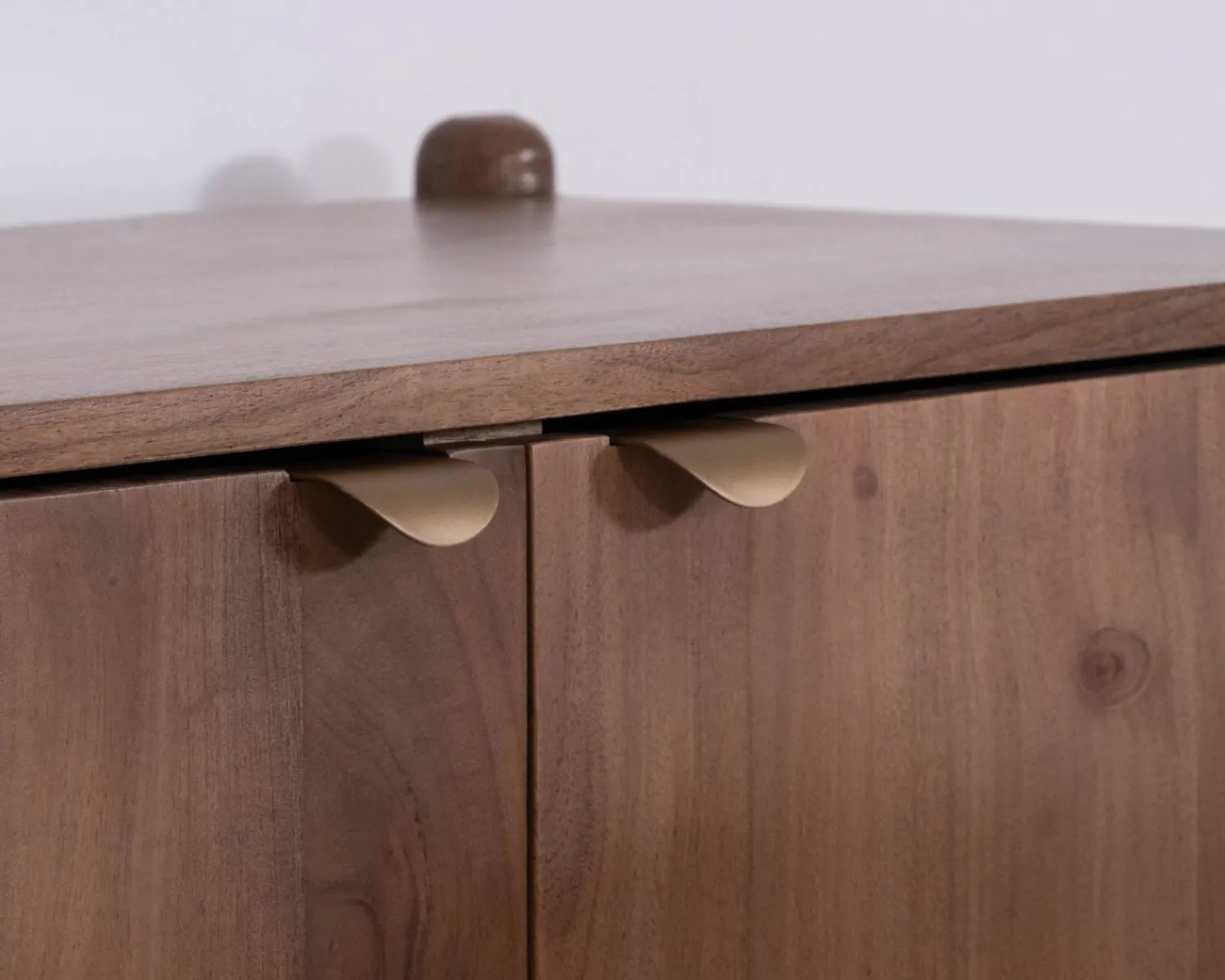 Meuble House Buffet en acacia massif "Yona" 4 portes design épuré Discount