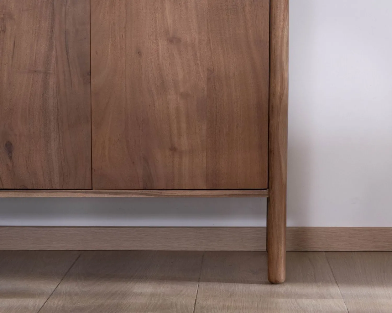 Meuble House Buffet en acacia massif "Yona" 4 portes design épuré Discount
