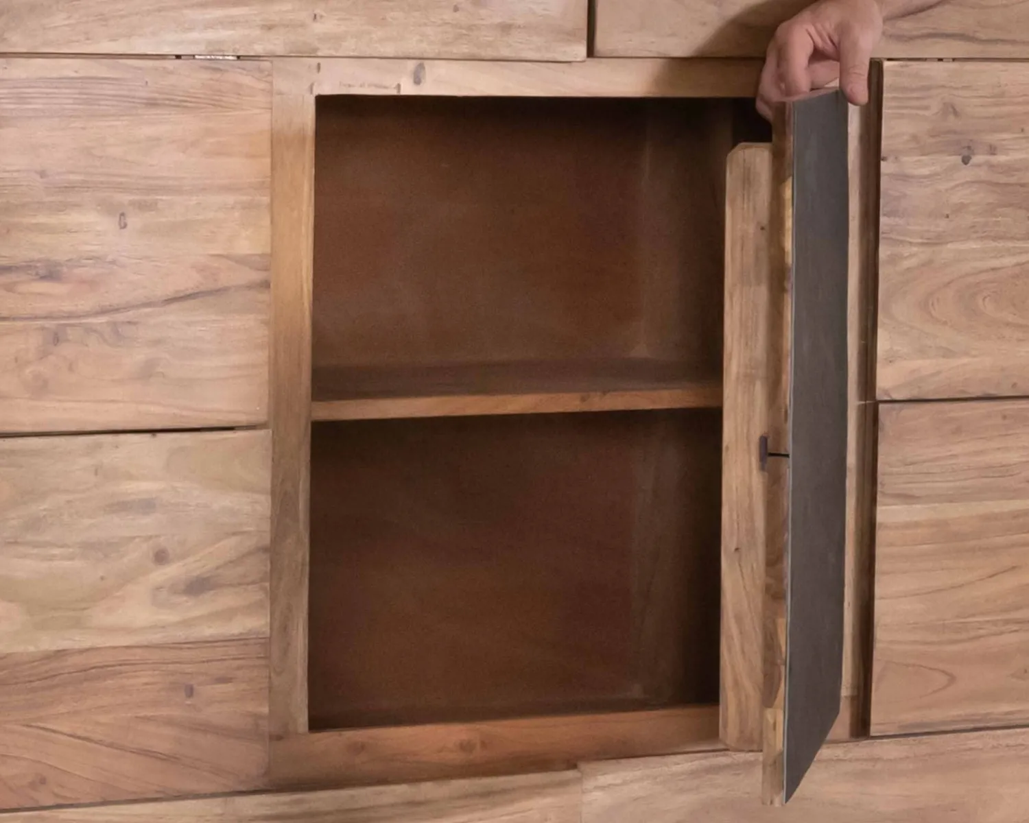 Meuble House Buffet haut avec éclairage LED en acacia massif et placage pierre "Paguera" Outlet