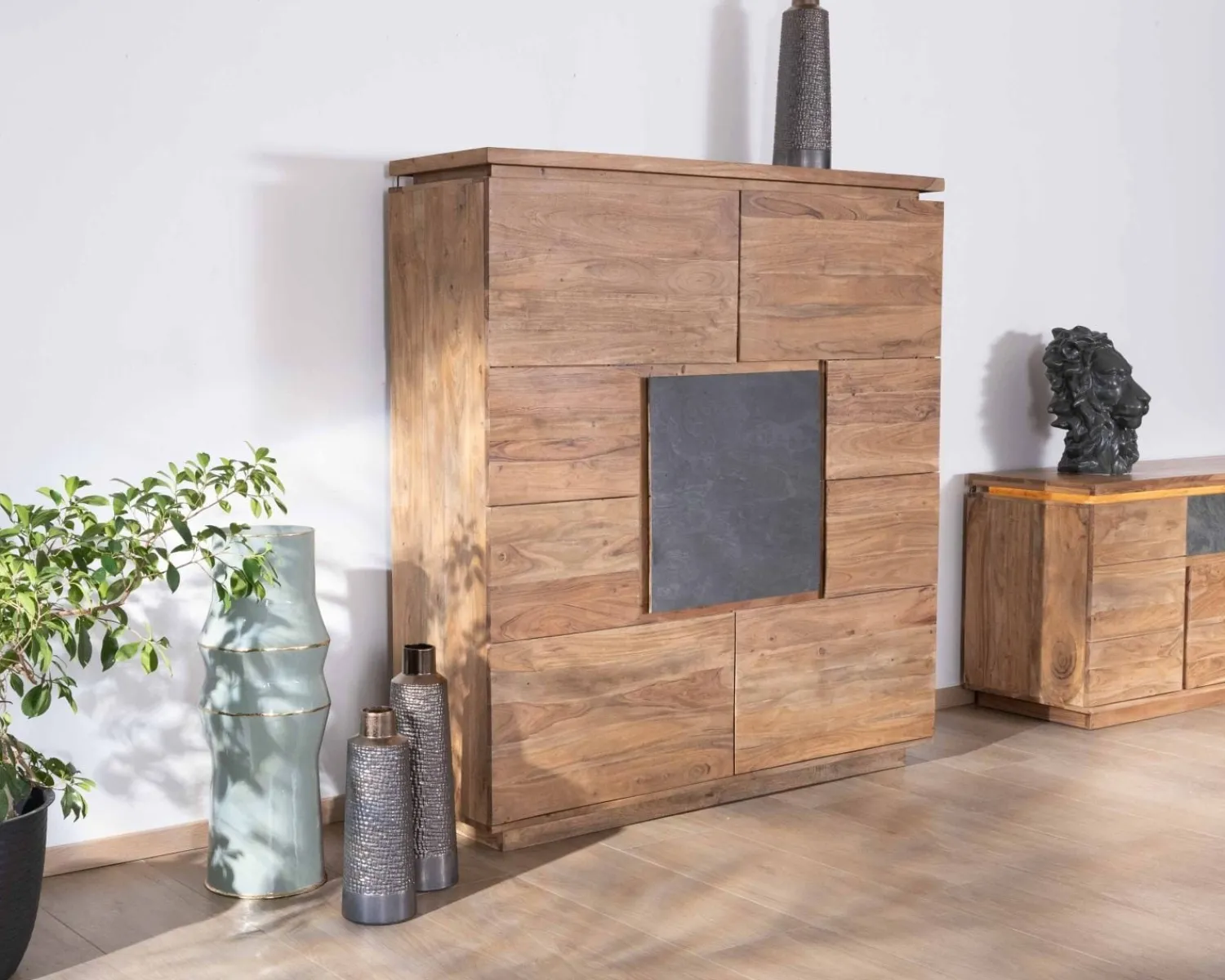 Meuble House Buffet haut avec éclairage LED en acacia massif et placage pierre "Paguera" Outlet